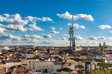 Prag 'daki televizyon kulesi vericisiyle Zizkov bölgesinin hava görüntüsü