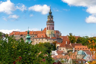 Cesky Krumlov 'un eski kasabasının ve Çek Cumhuriyeti' nin güzel kalesinin hava manzarası.