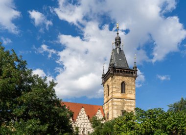 Prag 'ın merkezindeki New Town Hall Kulesi, Novomestska Radnice. Eski bir Avrupa şehrinin gotik mimarisi. 