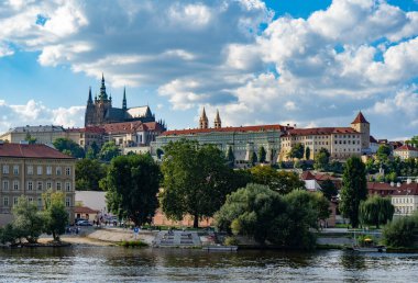 Prag 'daki Vltava Nehri' nin setinden St. Vitus Katedrali 'nin manzarası. Kaliteli bir fenerle