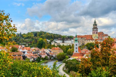Cesky Krumlov 'un eski kasabasının ve Çek Cumhuriyeti' nin güzel kalesinin hava manzarası.