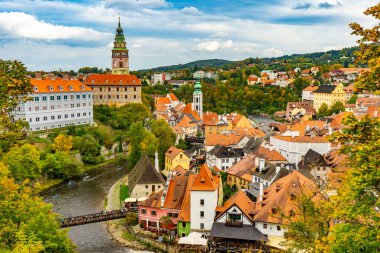 Çek Cumhuriyeti 'ndeki Cesky Krumlov ve Vltava nehrinin havadan görünüşü