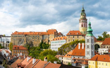 Cesky Krumlov 'un eski kasabasının ve Çek Cumhuriyeti' nin güzel kalesinin hava manzarası.