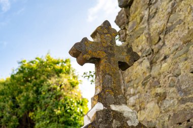 Kilise kalıntıları ve geleneksel Kelt haçı olan eski İrlanda mezarlığı - Balbriggan, Fingal Bölgesi