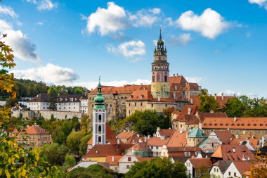 Cesky Krumlov 'un eski kasabasının hava manzarası ve güzel Barok Şatosu, Çek Cumhuriyeti