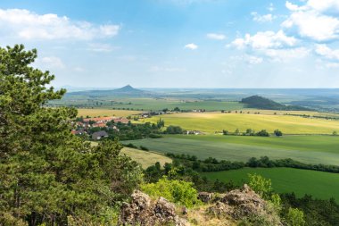 Merkez Bohem Uplantları. Kırsal alan, Kuzov Dağı 'nın tepesinden manzara