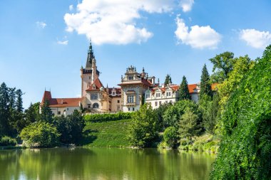 Pruhonice Park Sarayı, Neo-Rönesans tarzında yapılmıştır. Bohemya, Çek Cumhuriyeti