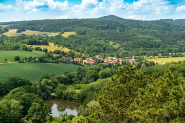 Merkez Bohem Uplantları. Kırsal alan, Kuzov Dağı 'nın tepesinden manzara