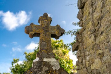 Eski İrlanda mezarlığında kilise harabeleri ve geleneksel Kelt haçı - Balbriggan, Fingal ilçesi