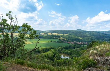 Merkez Bohem Uplantları. Kırsal alan, Kuzov Dağı 'nın tepesinden manzara