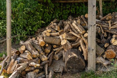 Odunluk, arka planda kaya olan yakacak odunları depolamak için.