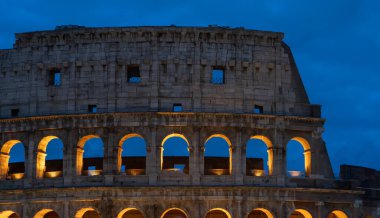 Roma 'daki Kolezyum, dünyanın harikalarından biri, geceleri gökyüzünü aydınlatıyor, antik Roma mimarisi ve ortaçağ cephesini şehrin kalbinde sergiliyor.