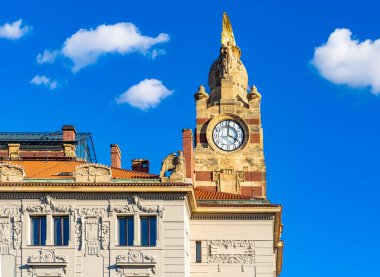 Prag, Çek Cumhuriyeti 'ndeki Ana Tren İstasyonu' nun inşaatı, yeni sanat tarzı saat kulesi.,