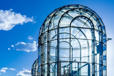 Prag 'daki Ana Demiryolu İstasyonu' nun cam havalandırma boşluğu. Tarihi bir ortama entegre edilmiş modern mimari tasarım. İstasyonun yeraltı bölgeleri için gerekli havalandırmayı sağlar.