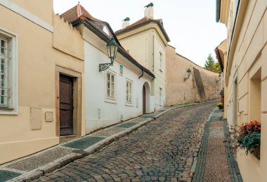 Novy Svet, Prag 'ın ortaçağ bölgesi. Binalar, pencereler ve tesislerle kaplı dar kaldırım taşı caddeleri bitkilerle çevrili.