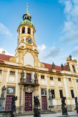 Prag 'daki Loreta Manastırı. Eski barok tarzında güzel bir bina.
