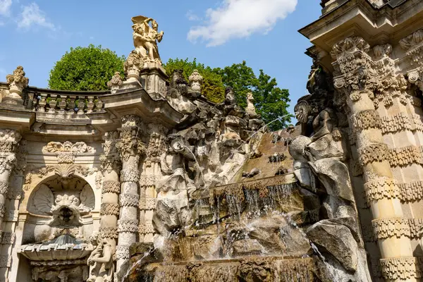 Zwinger 'deki Şelale Çeşmesi - Almanya' nın Dresden kentindeki bahçeli görkemli barok kompleksi
