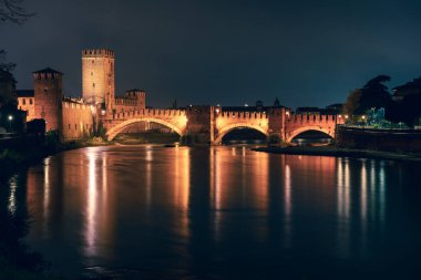 İtalya 'nın Verona kentindeki Ponte di Castelvecchio köprüsünün gece manzarası bu ortaçağ yapısının mimari güzelliğini ve tarihsel önemini gözler önüne seriyor.