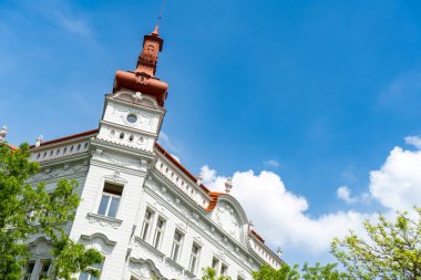 Çek Cumhuriyeti 'nin Prag' ın Karlin ilçesinde güzel bir köşe bina.
