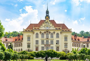 Sanat tarzında bir okul binası. Prag, Karlin bölgesi.