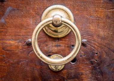 Yaratıcı metal kapı tokmağı, ahşap kapıya sabitlenmiş kapı tokmağı dekoratif bir aksesuar olarak.