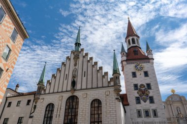 Münih, Almanya. Eski belediye binası ya da Altes Rathaus. Almanca. Tanınmış saat kulesi, karmaşık oymalar, ve güzel kemerli pencereler, onu popüler bir simge ve ziyaretçiler için görülmesi gereken bir yer yapıyor.