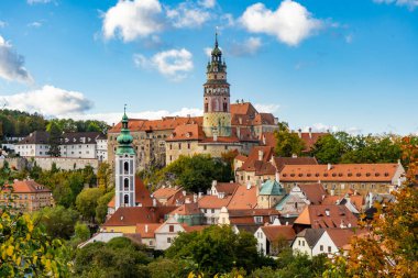 Cesky Krumlov 'un eski kasabasının ve Çek Cumhuriyeti' nin güzel kalesinin hava manzarası.