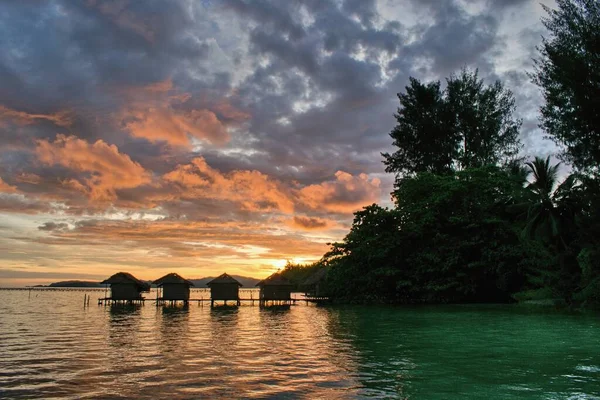Hermosa Puesta Sol Sobre Los Típicos Bungalows Agua Playa Isla —  Fotos de Stock