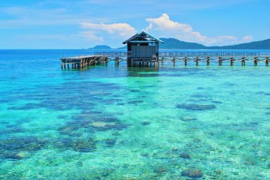 Mercan resifinin üzerindeki ahşap iskelenin güzel manzarası - Arborek köyü, Raja Ampat, Batı Papua, Endonezya