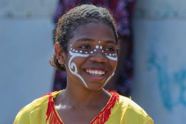 Yenbekwan köyü, Raja Ampat, Batı Papua, Endonezya, 18.10.2022: Yerel törende geleneksel kostümlü yerli kadın.