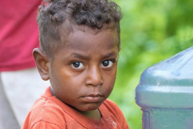 Raja Ampat, Batı Papua, Endonezya, 13.10.2022: Papualı küçük çocuğun güzel şirin yüzü