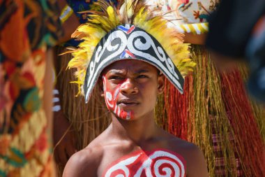 Yenbekwan köyü, Raja Ampat, Batı Papua, Endonezya, 18.10.2022: Yerel törende geleneksel kostümlü Papuan yerlisi.