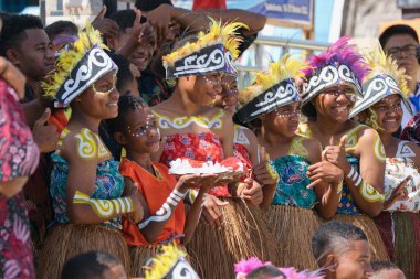 Yenbekwan köyü, Raja Ampat, Batı Papua, Endonezya, 18.10.2022: Yerel tören kapsamında geleneksel Papualı kadınlar.
