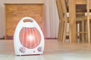 Konforlu ev içinde elektrikli fan ısıtıcısı.