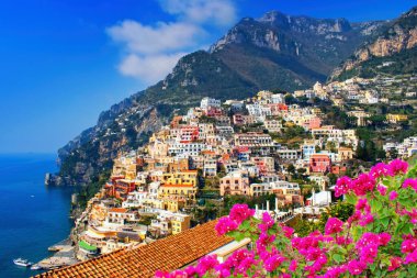 Amalfi Sahili, Campania, Güney İtalya 'daki ünlü Positano kasabasının güzel manzaralı evleri.
