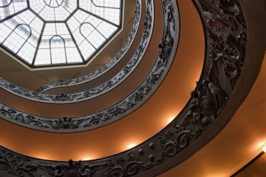 Vatikan kenti, Roma, İtalya, 14.3.2023: Spiral merdiven manzarası, Vatikan müzesi