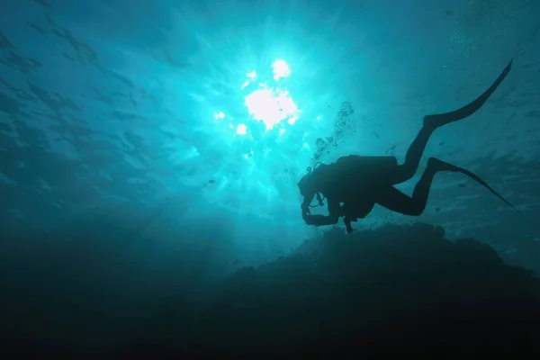Raios Sol Brilhando Debaixo Água Silhueta Mergulhador Scuba Água Azul — Fotografia de Stock