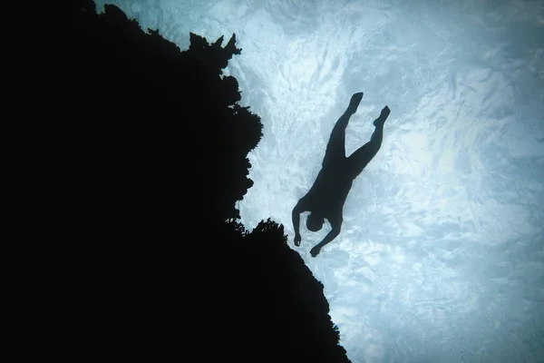 水の中の人体のシルエット 溺れた人の概念 — ストック写真
