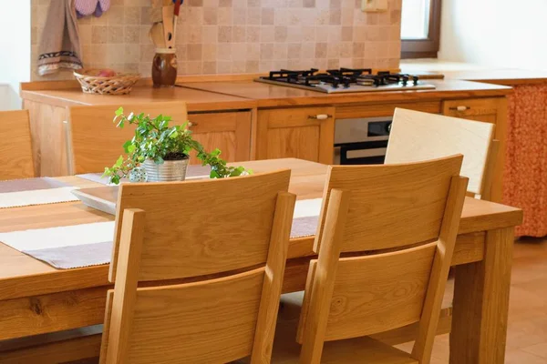 Móveis Cozinha Madeira Maciça Mesa Cadeiras Aconchegante Casa Interior — Fotografia de Stock