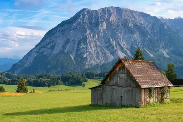 Летний Горный Пейзаж Сельским Сараем Европейские Альпы Австрия Стоковая Картинка