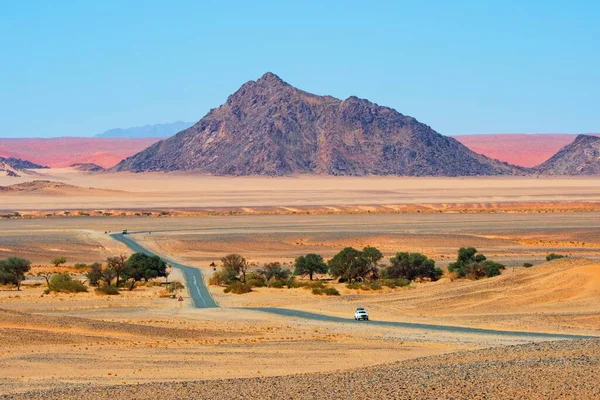 Namib-Naukluft Ulusal Parkı, Namibya 'daki manzara yolu. Ünlü Namibya yol gezisi yeri.