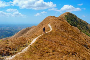 Hareketsiz volkanın yolunda yürüyen bir yürüyüşçü. El Valle de Anton bölgesi, Panama