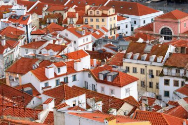 Lisboa, Portekiz. Tarihi Alfama Bölgesi 'nin merkezindeki hava manzarası. 