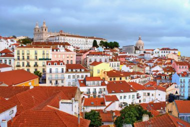 Lisboa, Portekiz. Tarihi Alfama Bölgesi 'nin merkezindeki hava manzarası. 