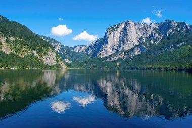 Güzel alp gölü manzarası, eğlence alanı Altaussee, Avusturya Alpleri