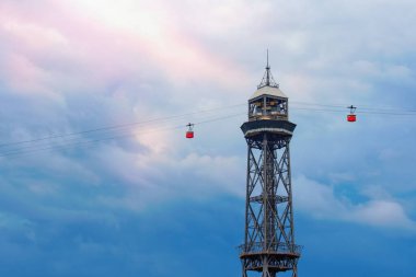 Barselona, Katalonya, İspanya: 10.6. 2024 - Jaume Kulesi 'nin Silueti ve Teleferico del Puerto teleferiği.