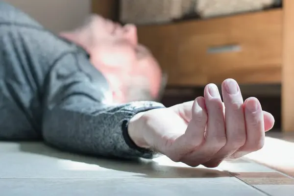 Evde yerde yatan erkek, epilepsi, baygınlık, felç, kaza veya diğer sağlık sorunları, sağlık ve tıbbi konsept