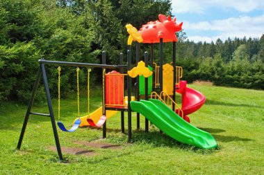 Bahçedeki ya da parktaki renkli plastik çocuk parkı.
