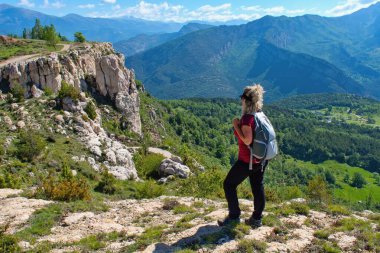 Kadın yürüyüşçü İspanyol Perilerin güzel manzarasını izliyor