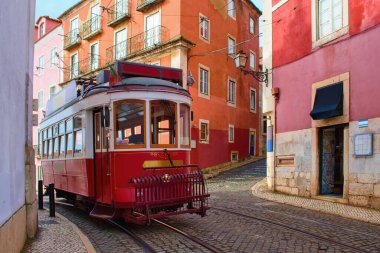 Portekiz, Lisboa sokaklarında geleneksel tarihi tramvay.
